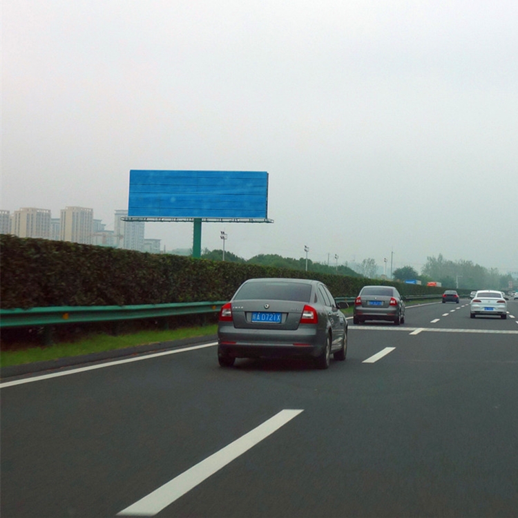 安徽黄山黟县高速公路广告牌占据出入口优-势地段！