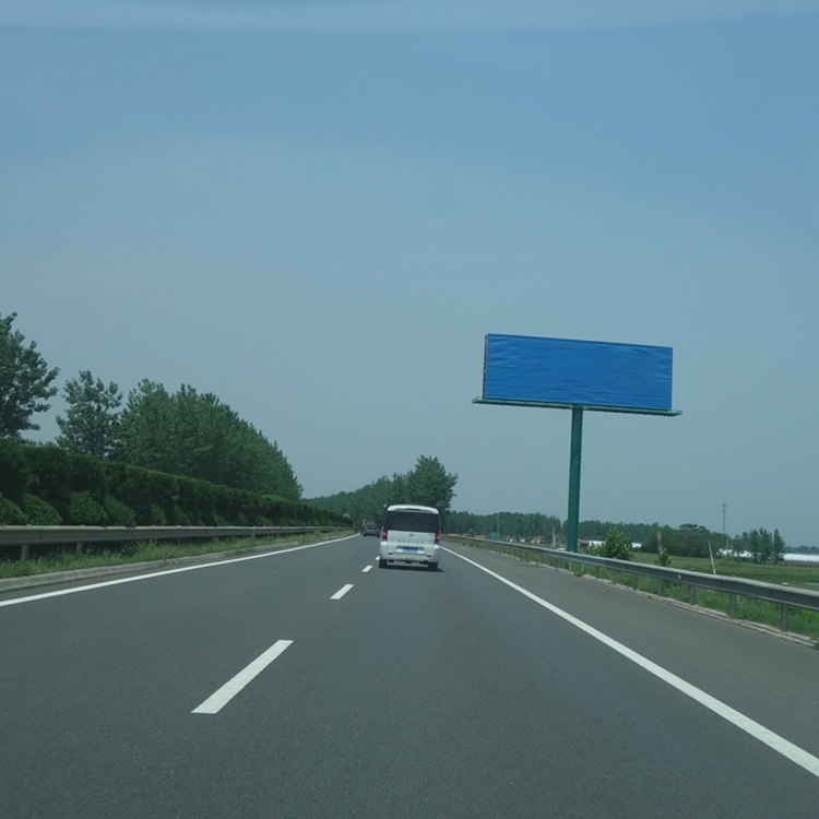 安徽滁州全椒高速公路广告牌占据出入口优-势地段！
