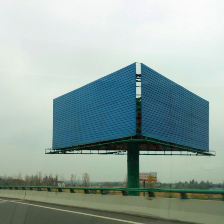 安庆高速公路广告牌占据出入口优-势地段！