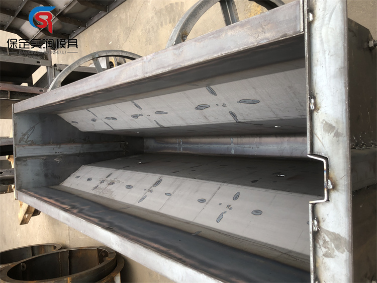金昌高速水泥焊接隔离墩钢模具 实润模具