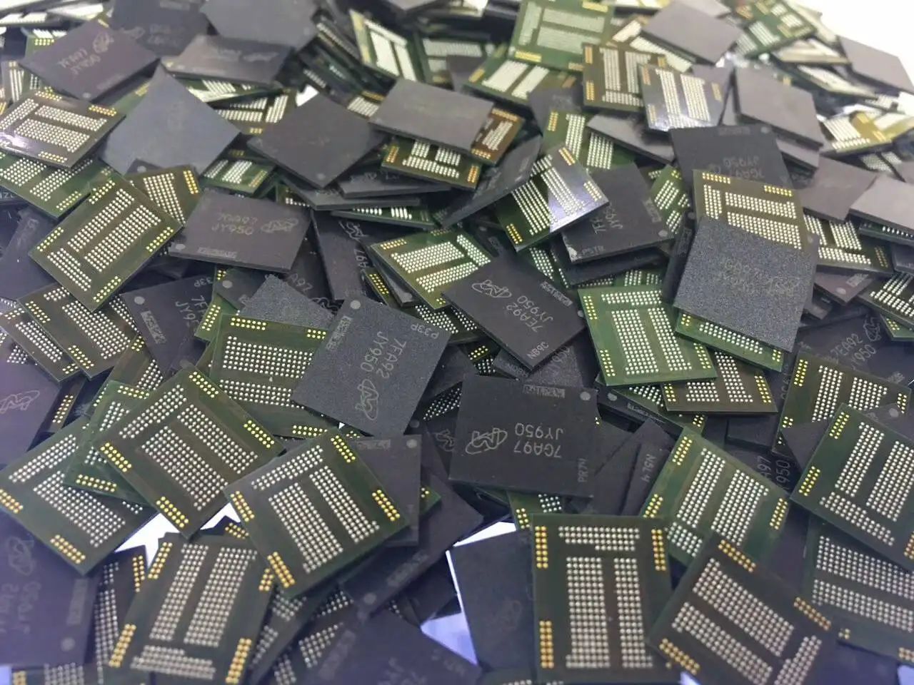 收购模拟IC全新内存芯片回收 回收芯片