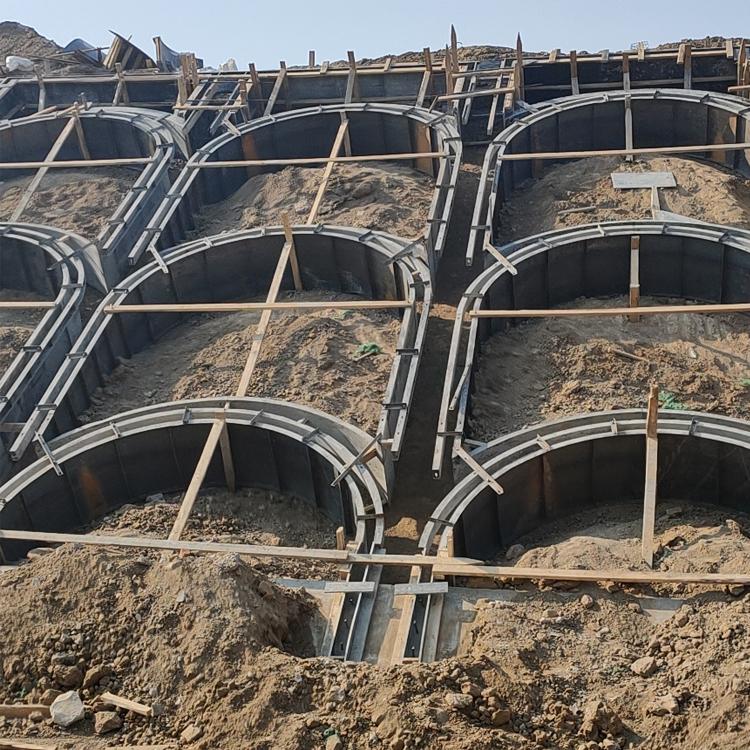 山西铁路路堑两侧防护的一种拱形骨架护坡模具含截水沟部分京伟厂家