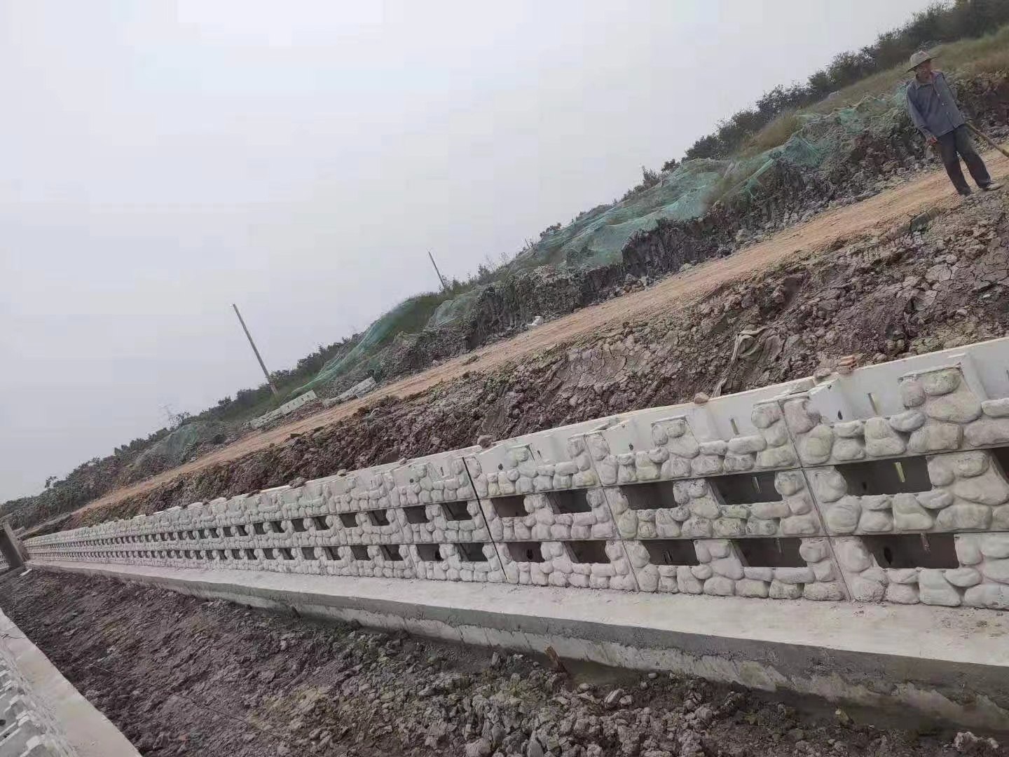 苏州水利护坡工程绿色景观鱼巢式挡土墙模具生产企业保定京伟