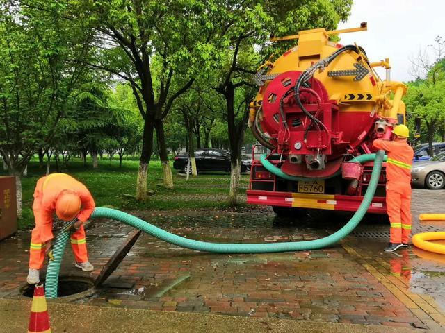 泰州兴化市清理蓄水池，工厂污水池清淤泥抓安全