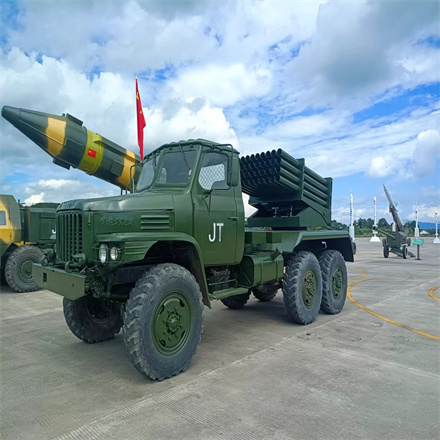 山东济南市开动版装甲车定做仿真歼十五飞机模型厂家生产出售